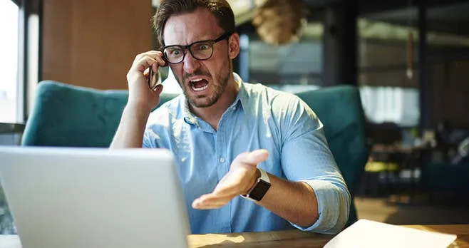 AI 무단 문자 발송에 좌절하는 사용자